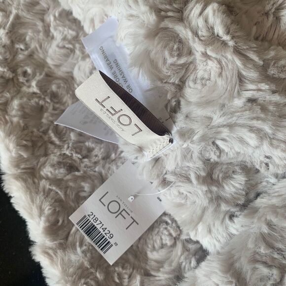 NWT Loft Rosebud Furry Infinity Scarf - Picture 5 of 6